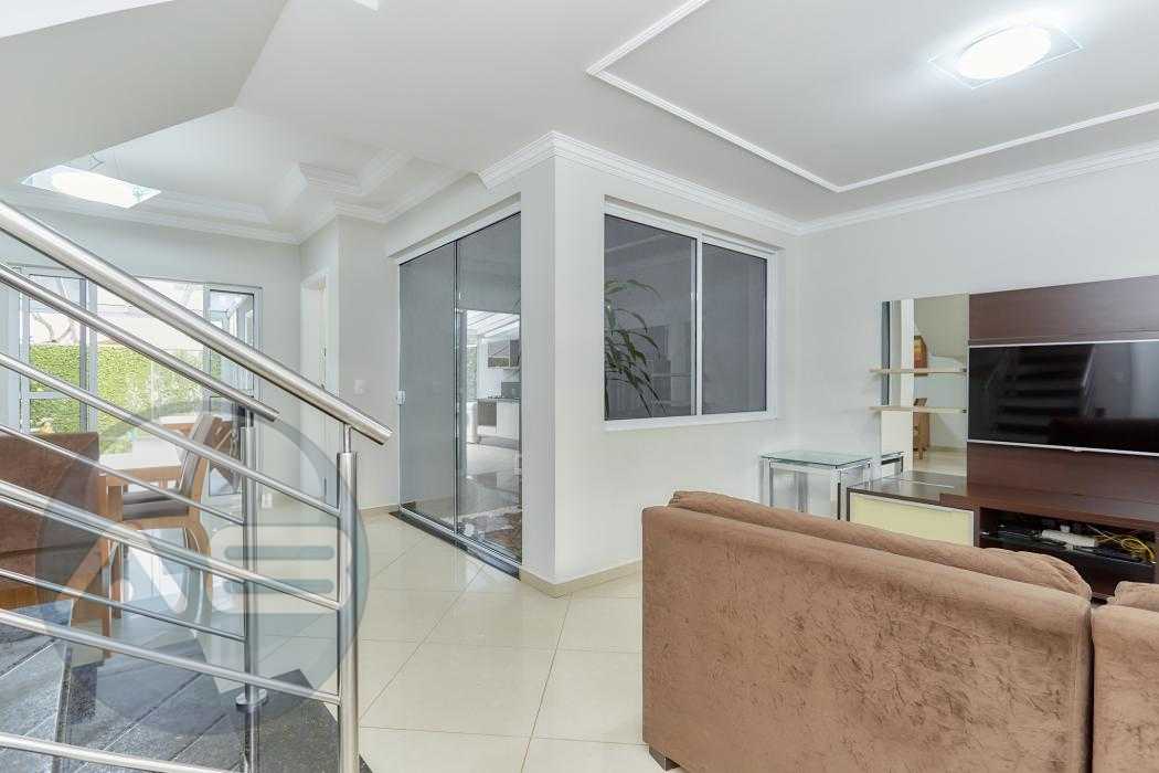 Sobrado triplex completo com quintal e ?tico ? alternativa a a...
