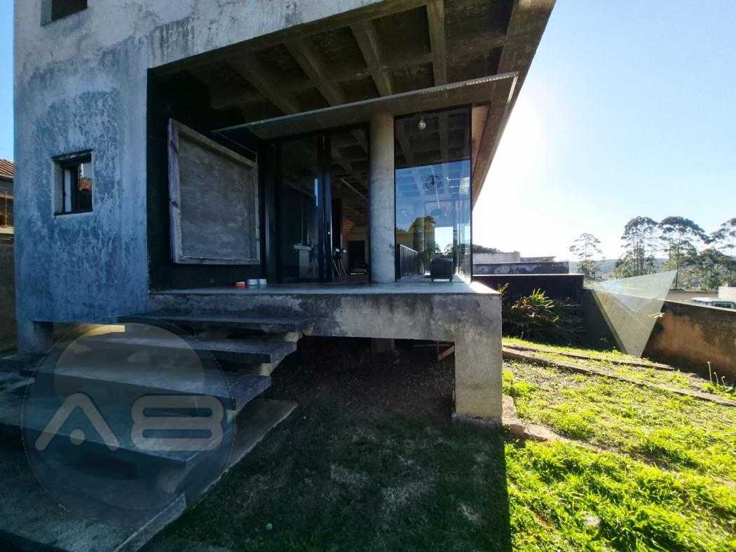 Oportunidade no Pilarzinho: casa em construção com 292 m², 3 s...