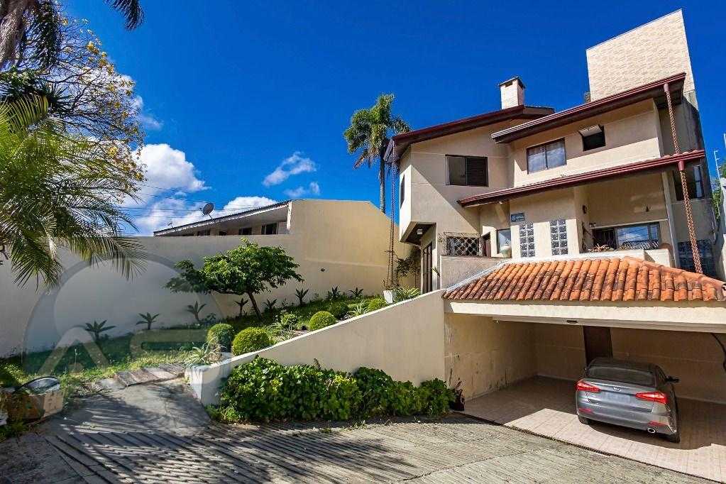 Casa com quintal grande no Pilarzinho