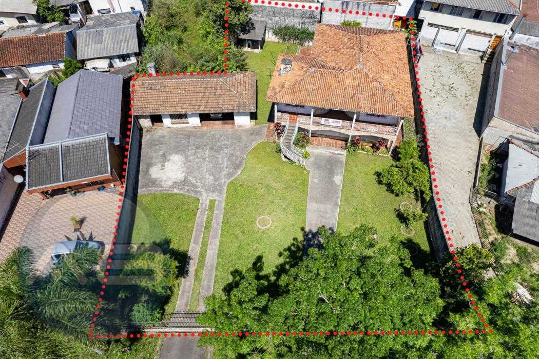 Casa com 6 Dormitórios, 5 banheiros e 10 vagas de garagem-Terr...