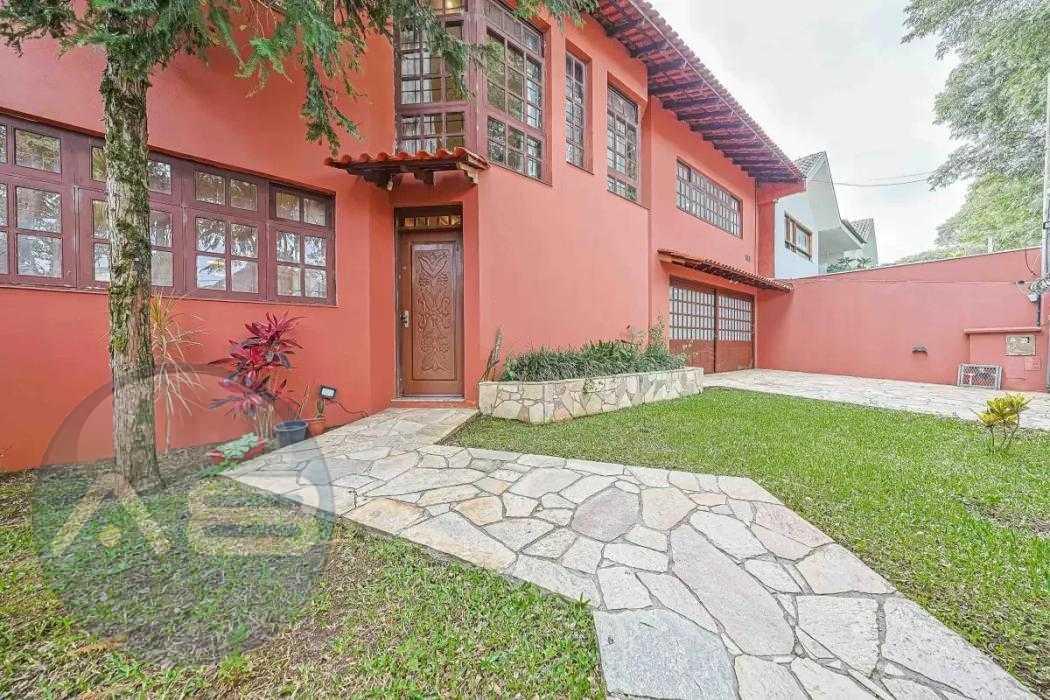 Casa com 4 quartos sendo 2 suítes e 2 demi, 4 vagas de garagem...