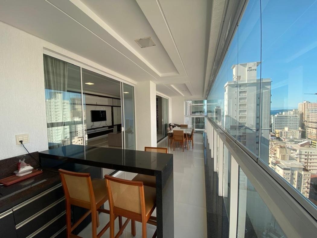 Apartamento mobiliado de 237 m² privativo com 4 suítes e 3 vagas de garagem a 1 quadra da beira-mar