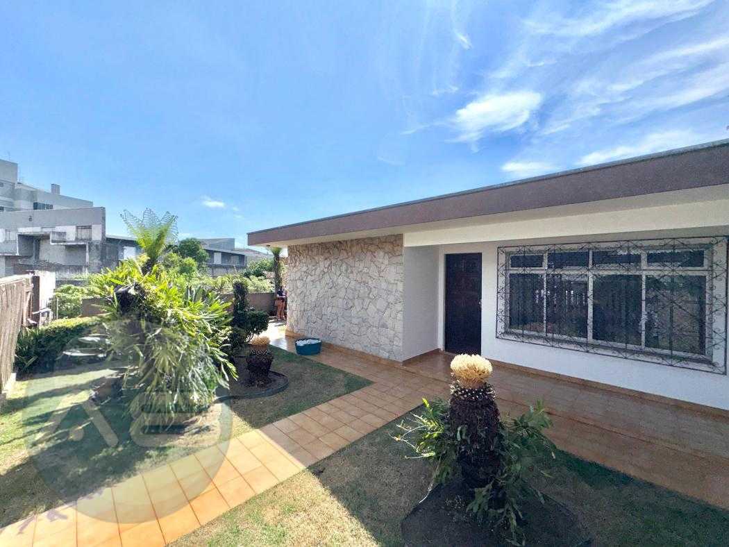 Casa AVERBADA há uma quadra da Avenida Winston Churchill !