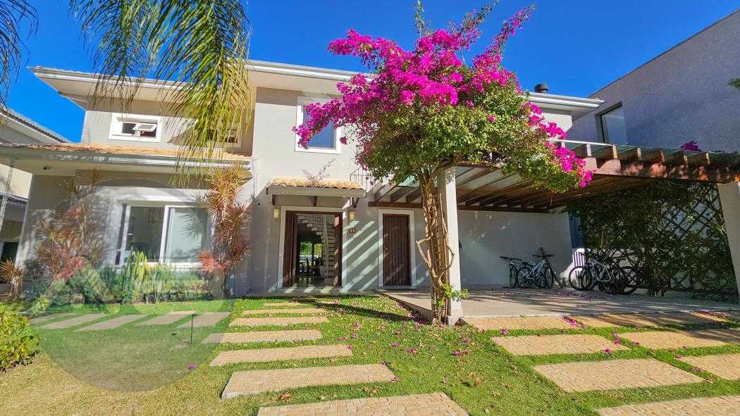 Casa em condomínio fechado de alto padrão ao lado do Parque Ti...