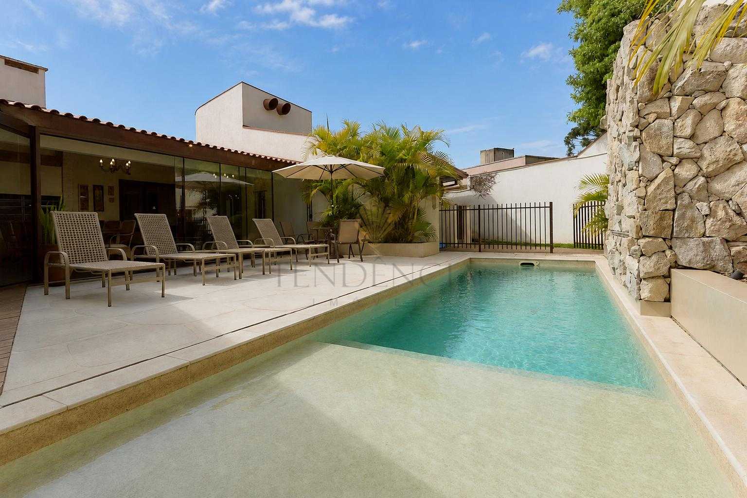Casa com piscina, 3 quartos de 343,34 m2, à venda,  AHÚ, CURIT...