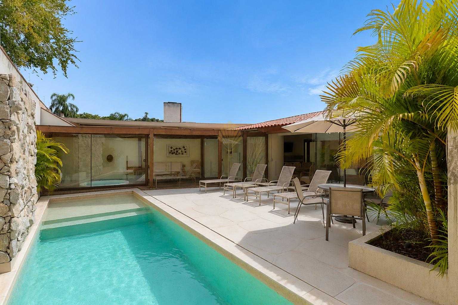 Casa com piscina, 3 quartos de 343,34 m2, ? venda,  AH?, CURIT...