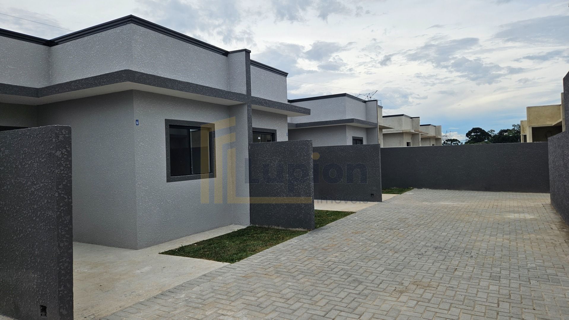 Casa aconchegante em condomínio seguro com amplo terreno