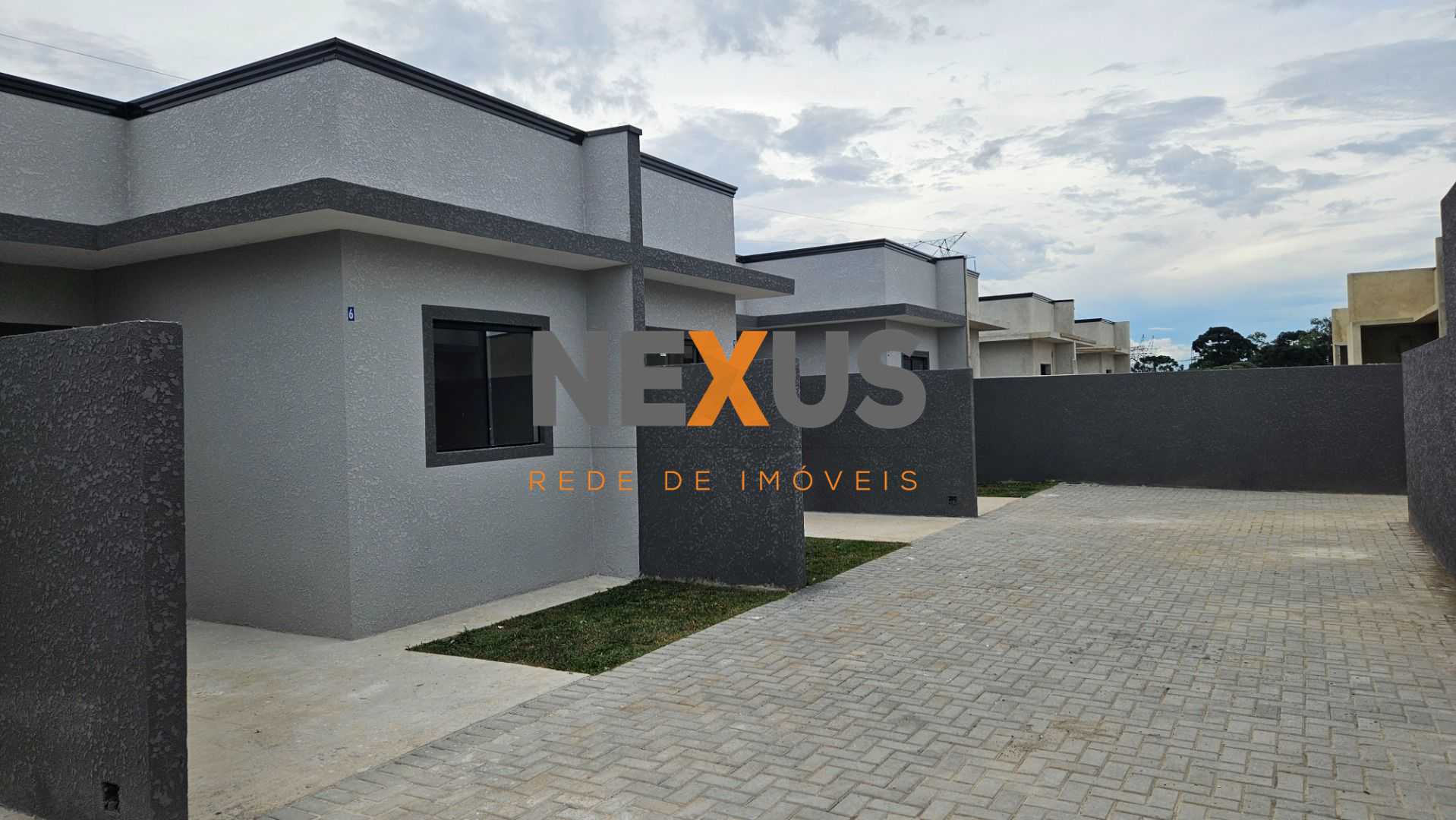 Casa aconchegante em condomínio seguro com amplo terreno