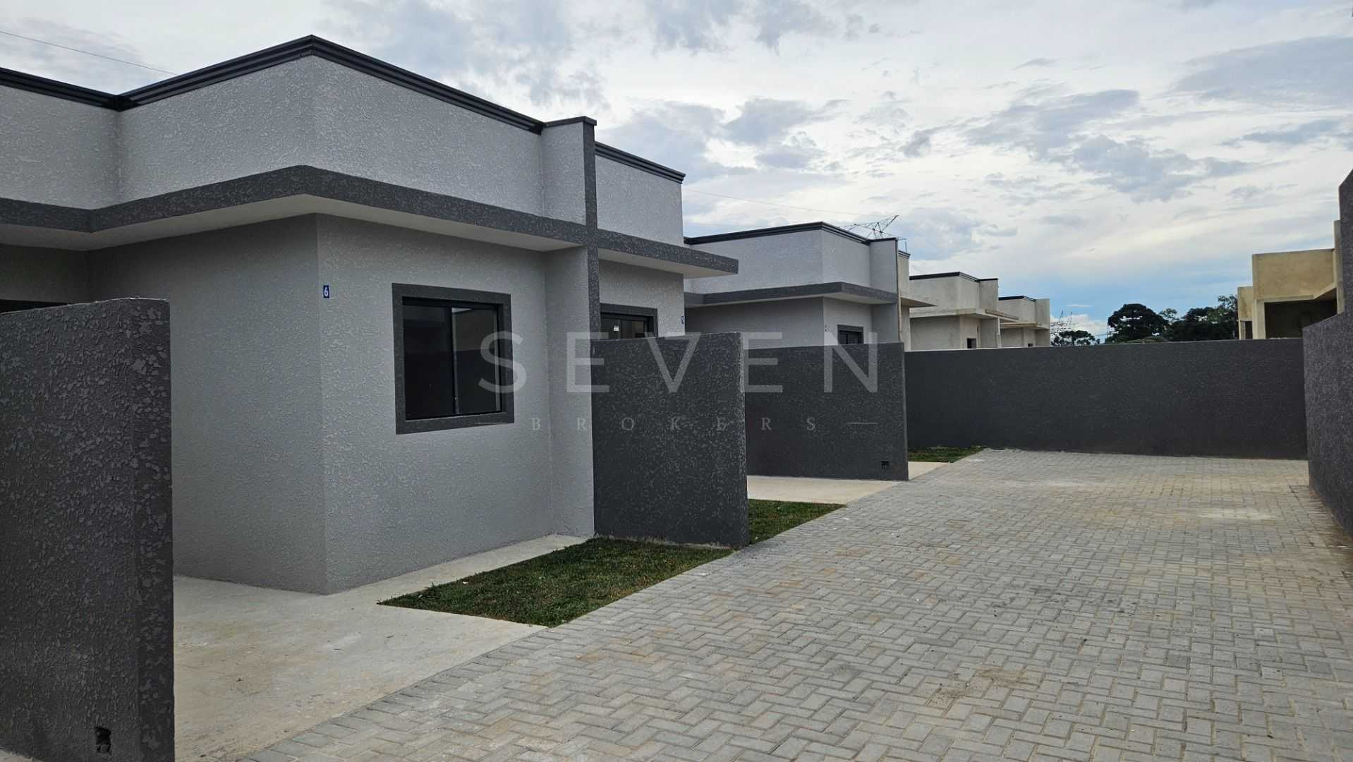 Casa aconchegante em condomínio seguro com amplo terreno