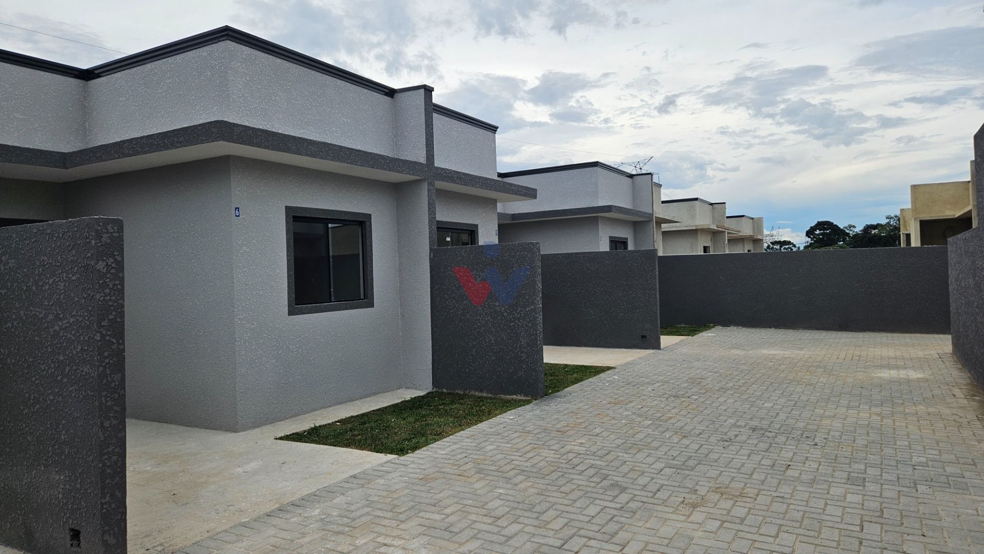 Casa aconchegante em condomínio seguro com amplo terreno