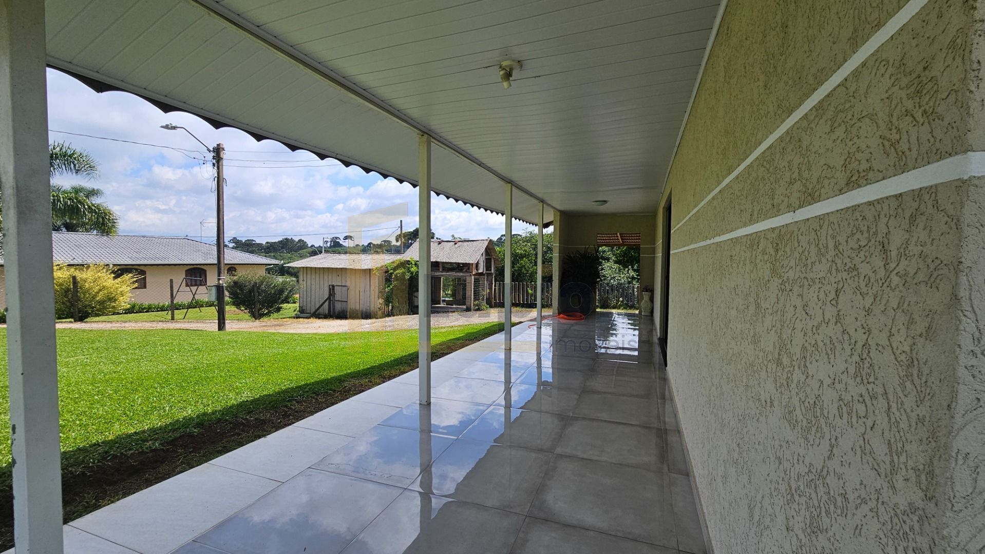 Viva no campo a 7km do centro  Chácara com casa, riacho e tanq...