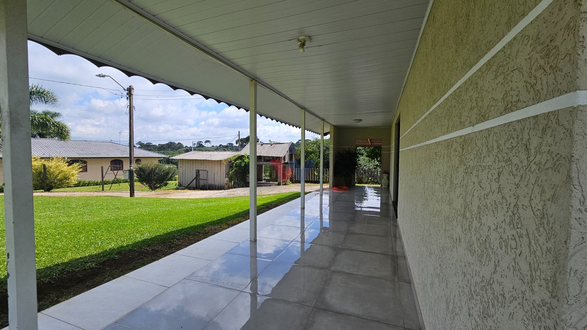 Viva no campo a 7km do centro  Chácara com casa, riacho e tanq...