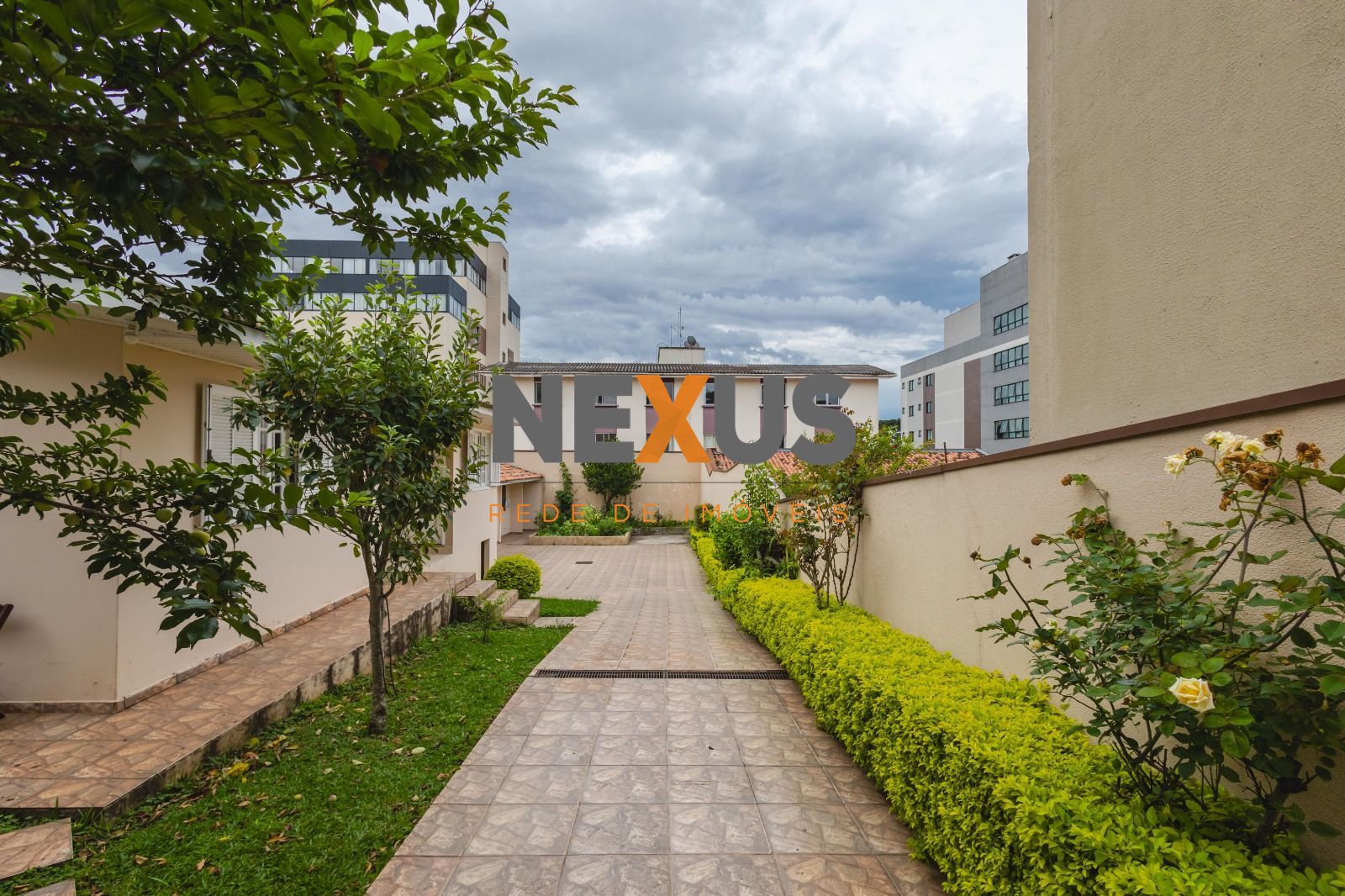 Casa térrea   2 imóveis no terreno | 3 casas e vagas para 10 c...