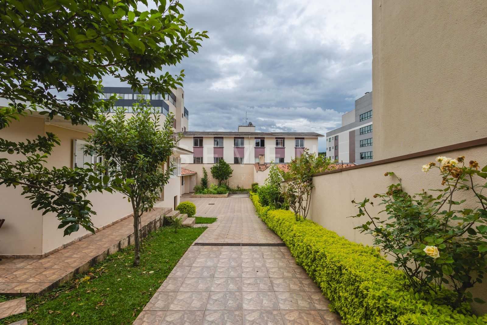 Casa térrea   2 imóveis no terreno | 3 casas e vagas para 10 c...