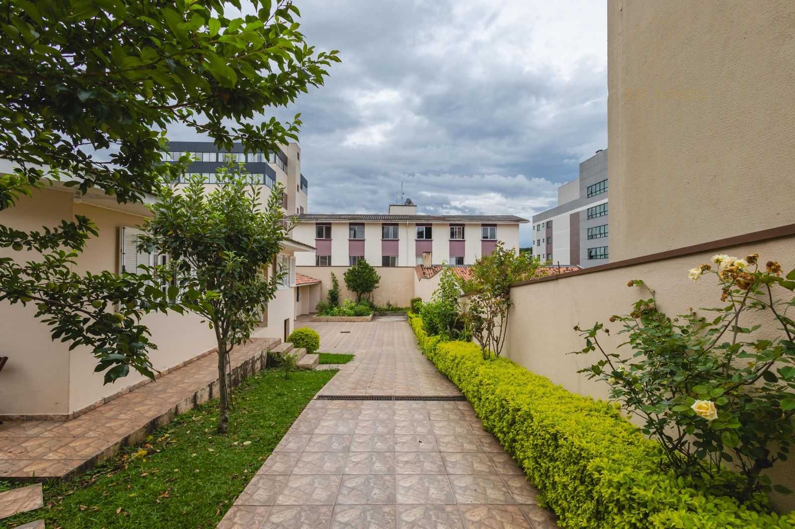 Casa térrea   2 imóveis no terreno | 3 casas e vagas para 10 c...