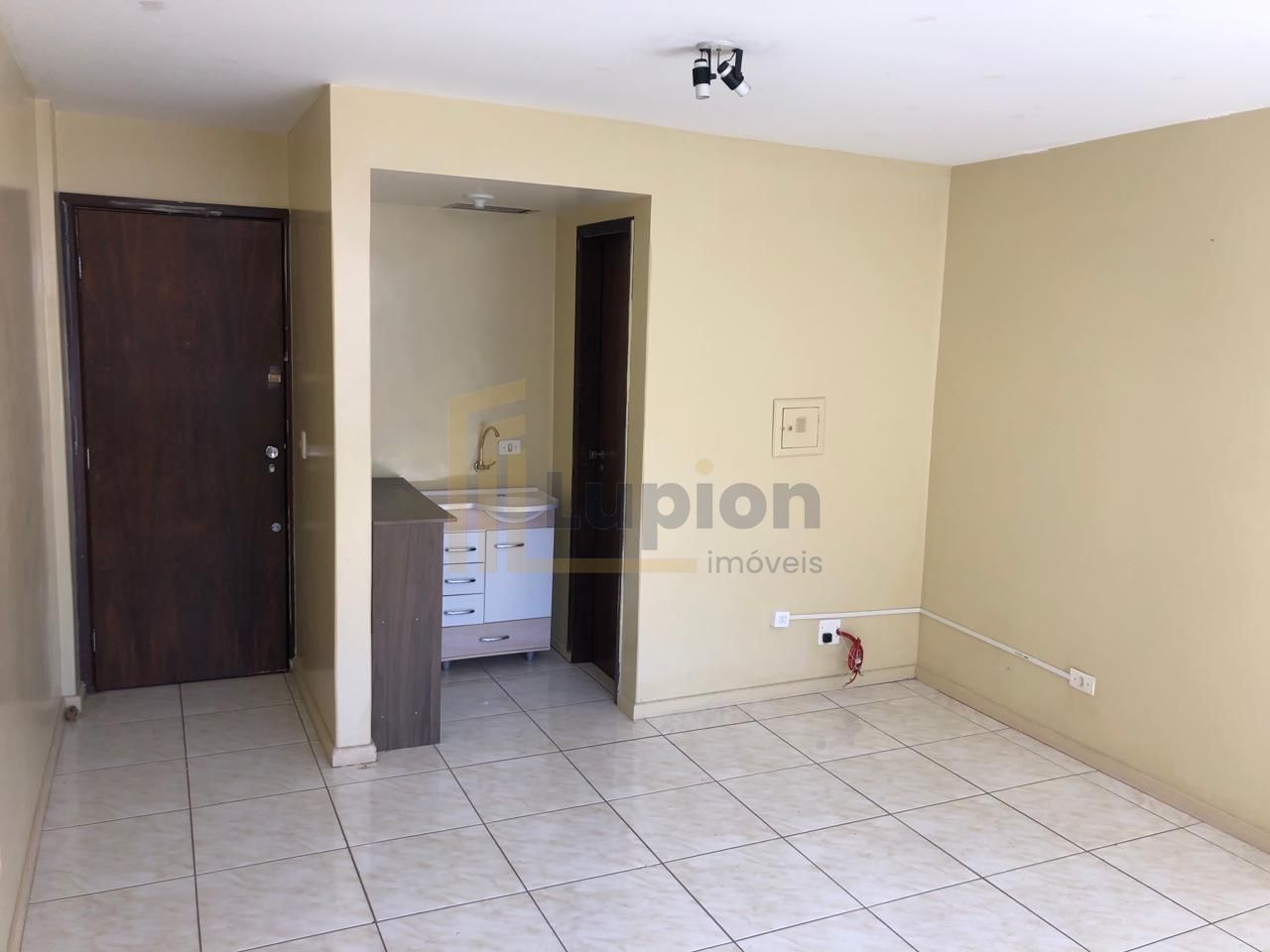 Sala Comercial Arejada e Pronta para Uso no Centro de Curitiba