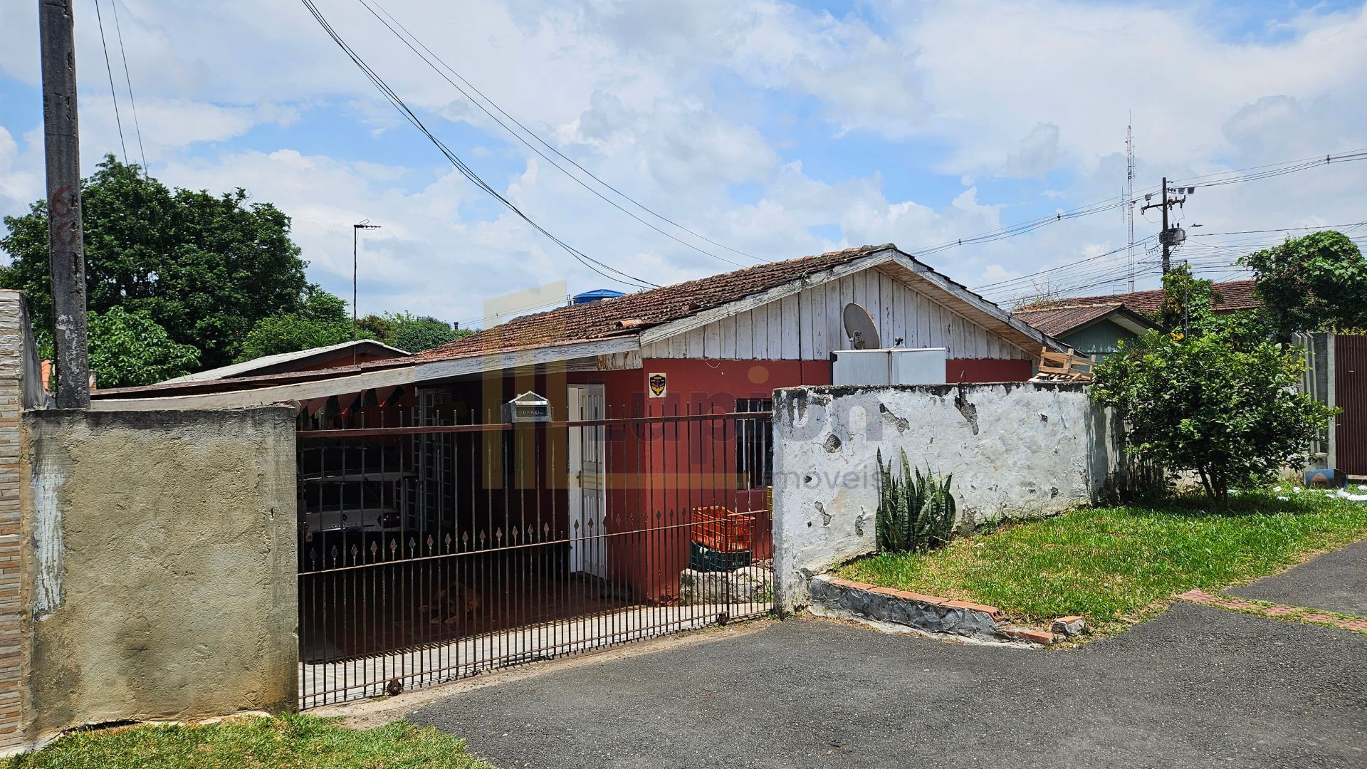 Duas casas em alvenaria em Araucária  360m  para morar e inves...
