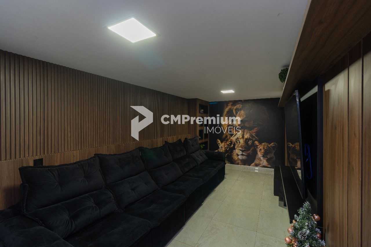 Sobrado Tríplex à Venda  no Uberaba com Piscina e Área Gourmet