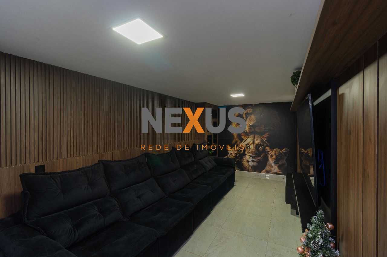 Sobrado Tríplex à Venda  no Uberaba com Piscina e Área Gourmet