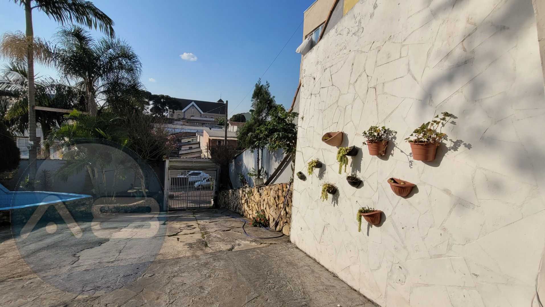 Casa ampla, ensolarada e com quintal no Portão, 4 quartos, sac...