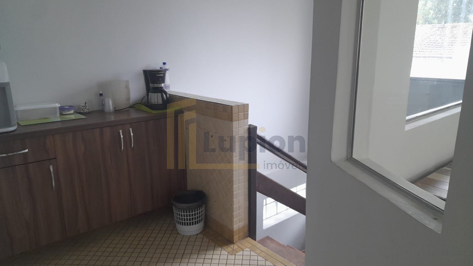 Casa Comercial nos Mercês  Amplo Espaço e Localização Estratégica