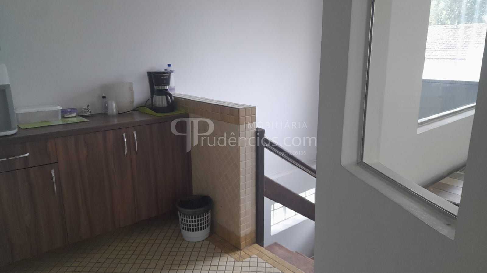 Casa Comercial nos Mercês  Amplo Espaço e Localização Estratégica