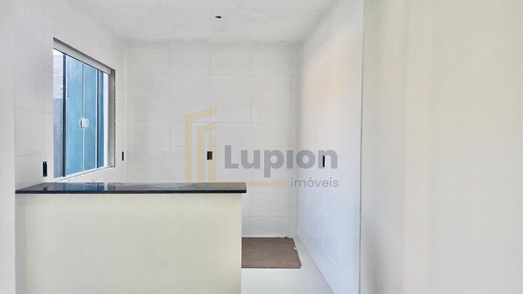 Linda Casa à Venda com 2 Quartos e Excelente Localização  Conf...