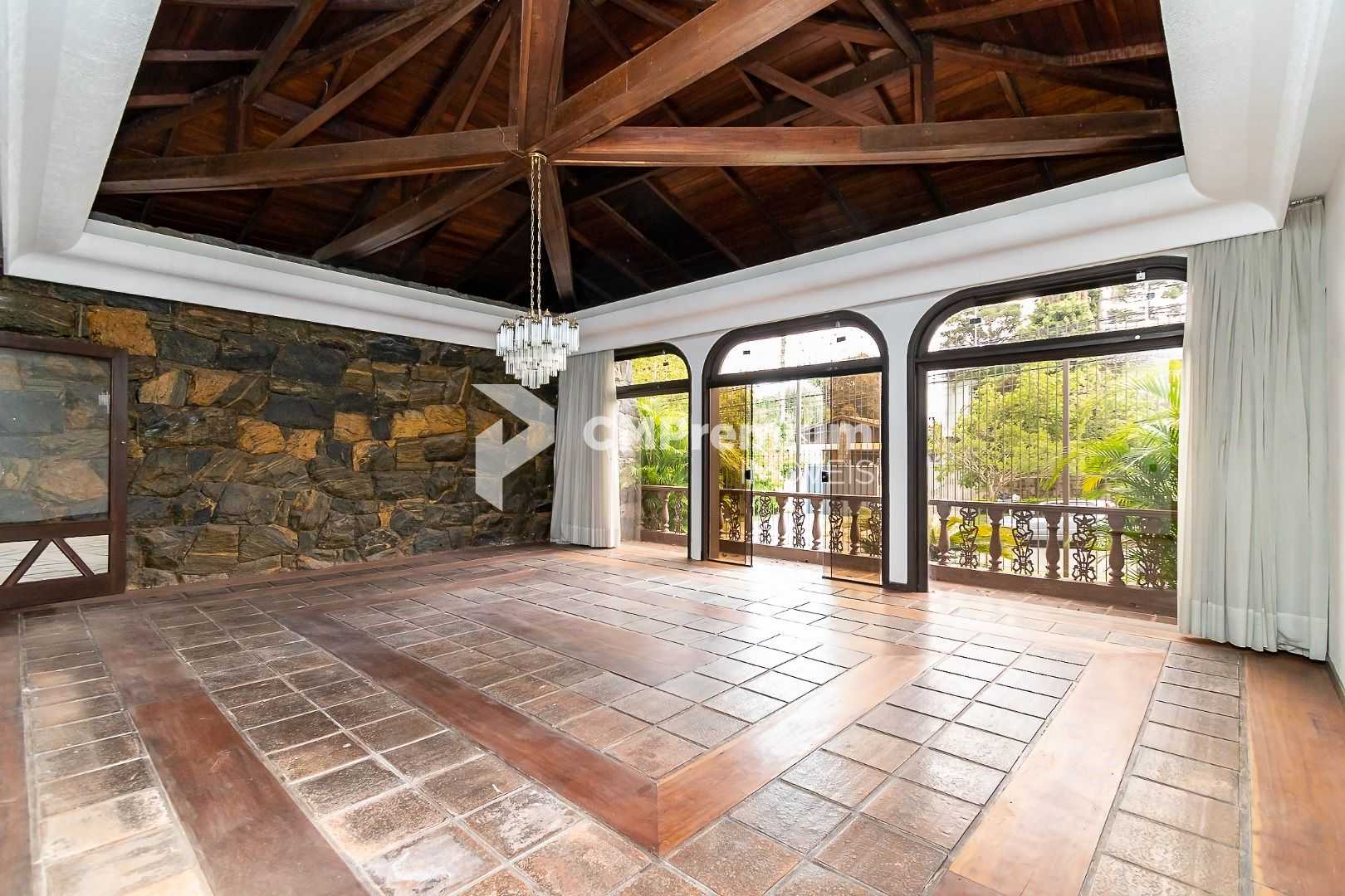 Casa ampla e versátil no Ahú Centro Cívico  ideal residencial ...