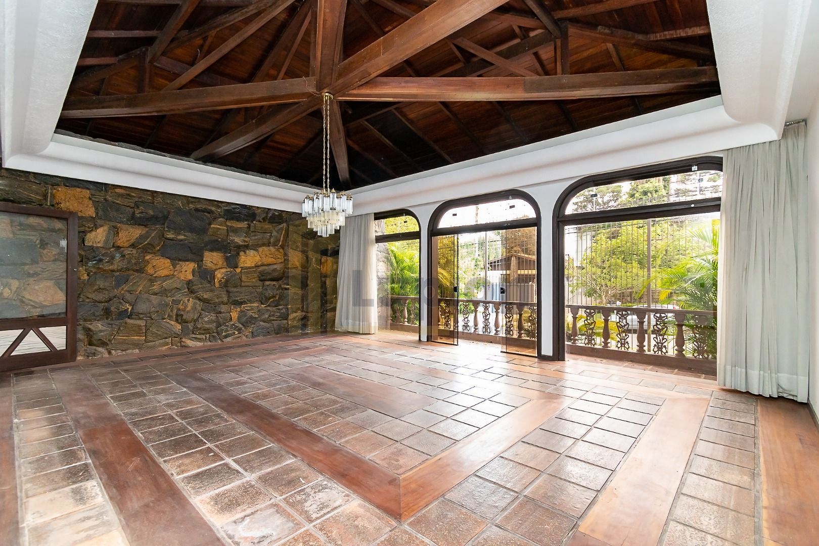 Casa ampla e versátil no Ahú Centro Cívico  ideal residencial ...