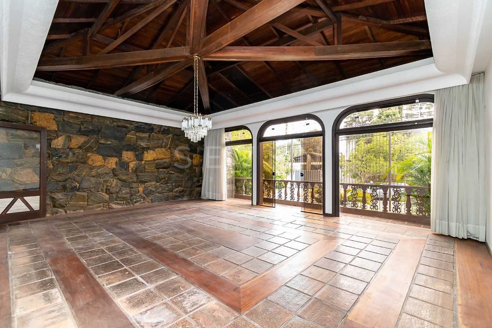 Casa ampla e versátil no Ahú Centro Cívico  ideal residencial ...