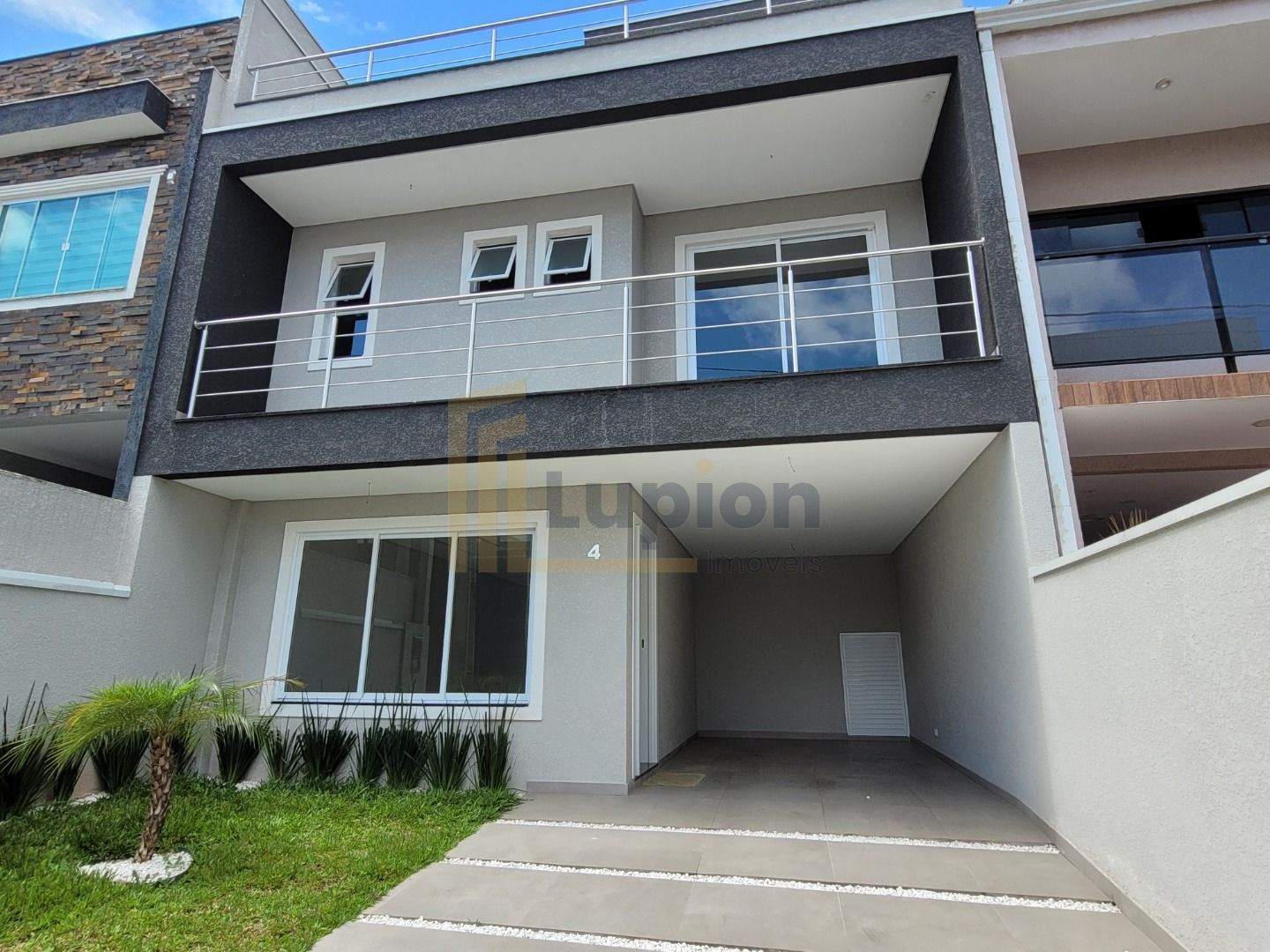 Sobrado Triplex Novo com Terraço e Churrasqueira em Condomínio...