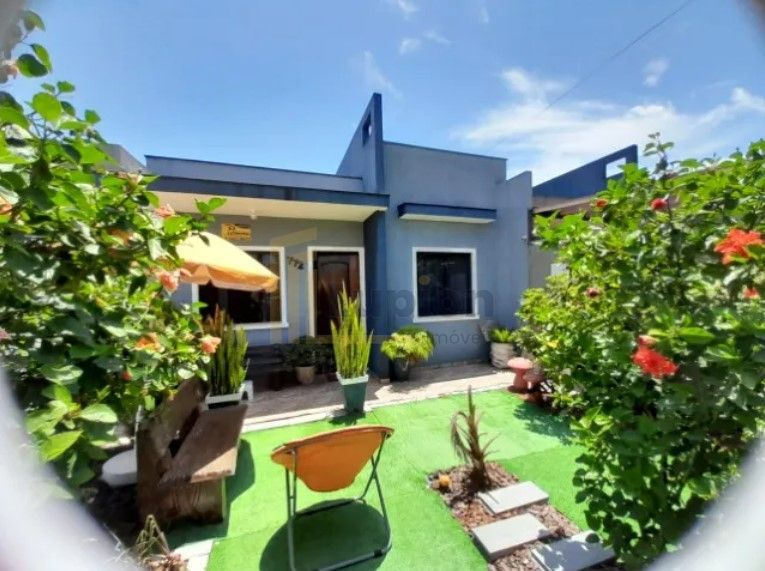 Casa à Venda a 500m do Mar com 2 Quartos, Churrasqueira e Garagem