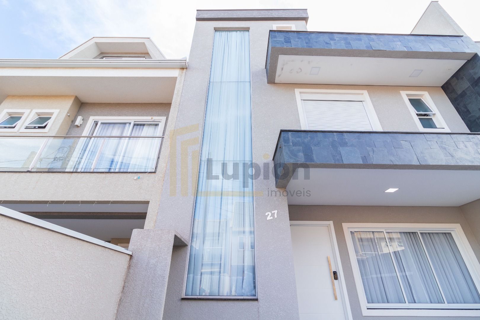 Sobrado Triplex Novo no Campo Comprido CIC com Terraço, Churra...