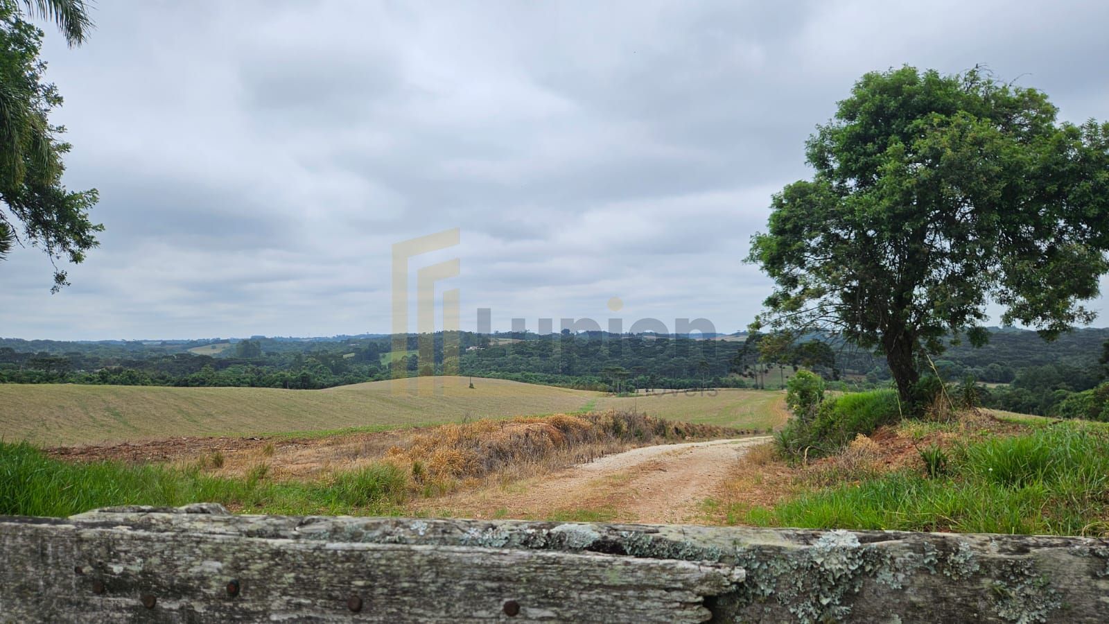 Fazenda com 70 alqueires, casa, rio e lago a 8 km da BR-476  A...