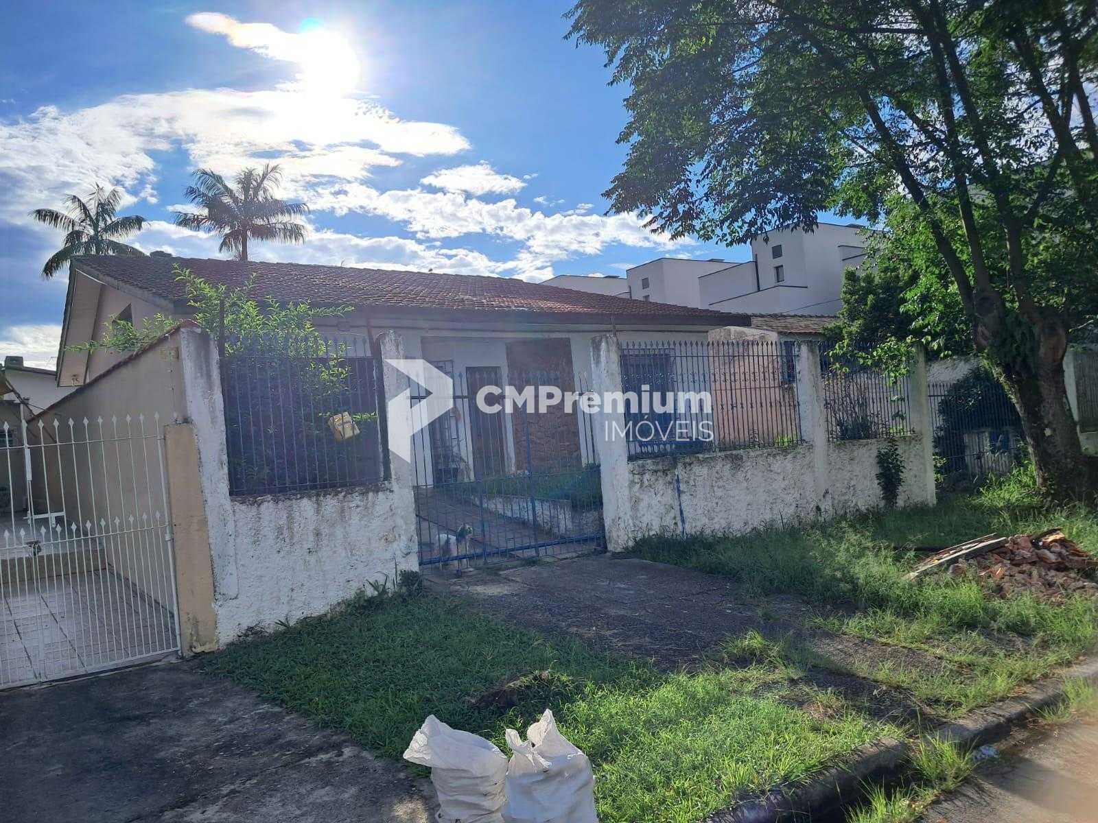 Casa com Amplo Terreno de 600 m  no Hauer  Excelente Oportunid...