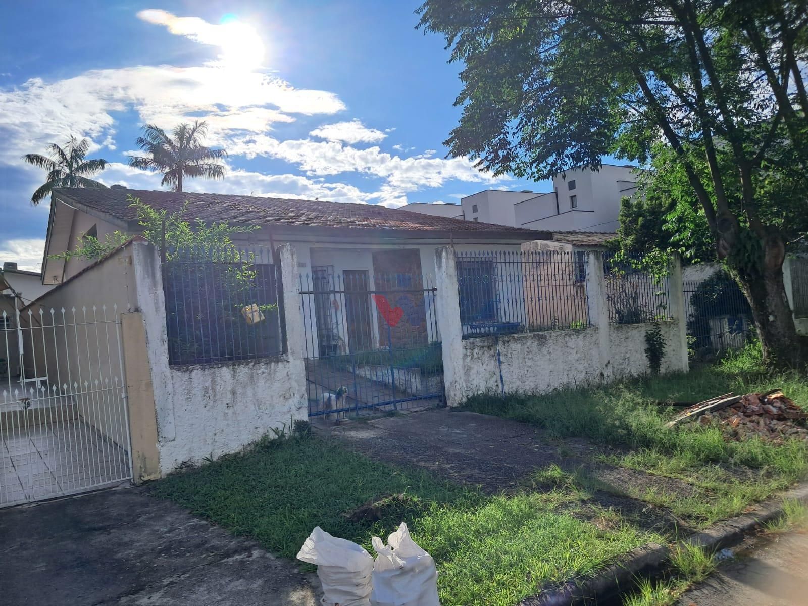 Casa com Amplo Terreno de 600 m  no Hauer  Excelente Oportunid...