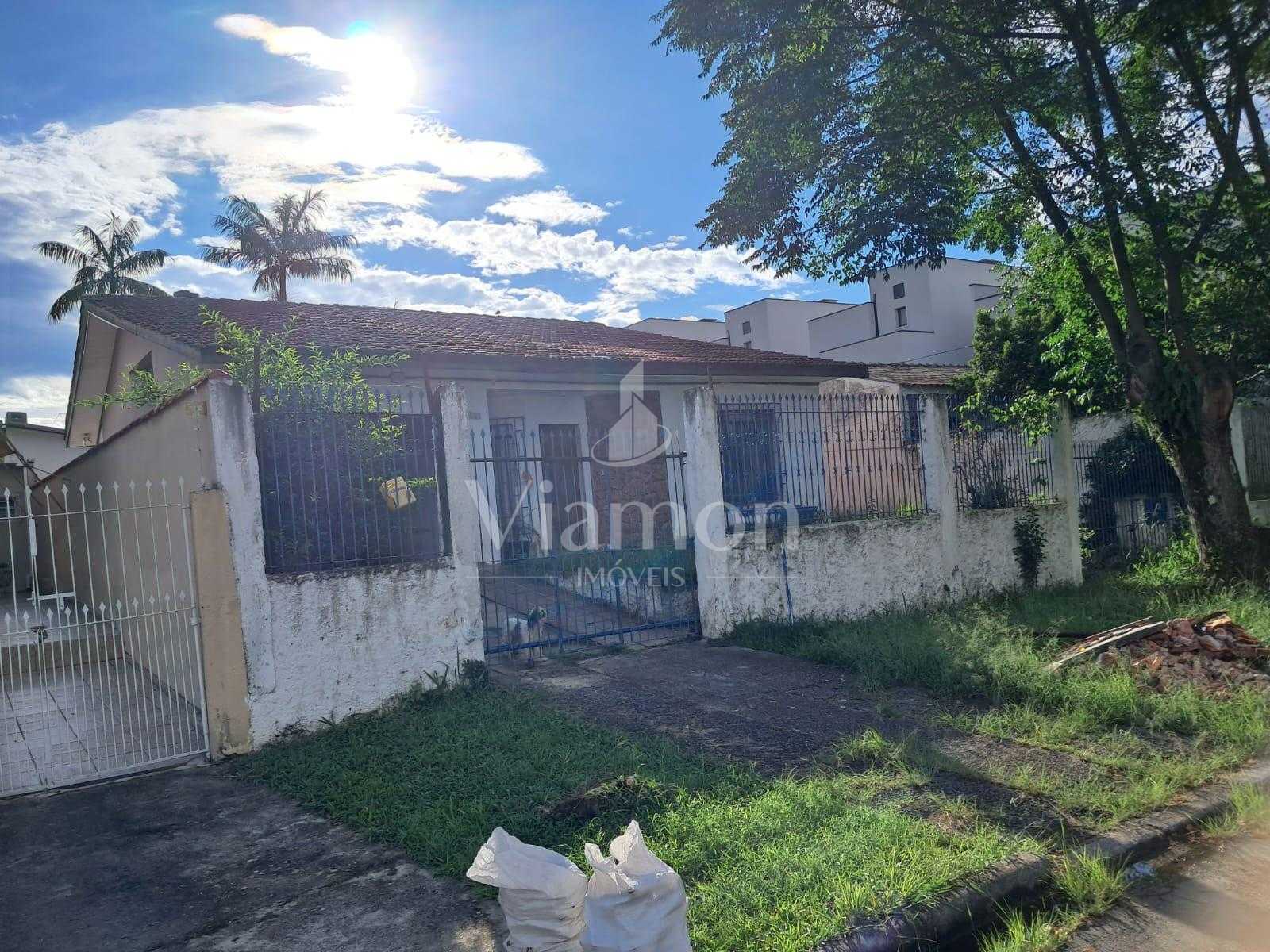 Casa com Amplo Terreno de 600 m  no Hauer  Excelente Oportunid...