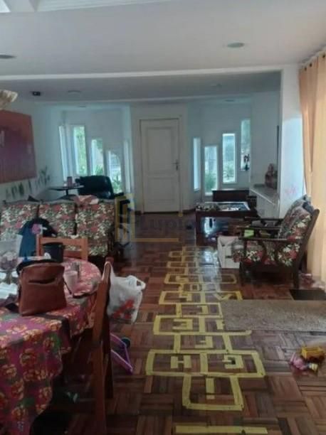 Casa de 350 m  para finalizar reforma em rua tranquila entre B...