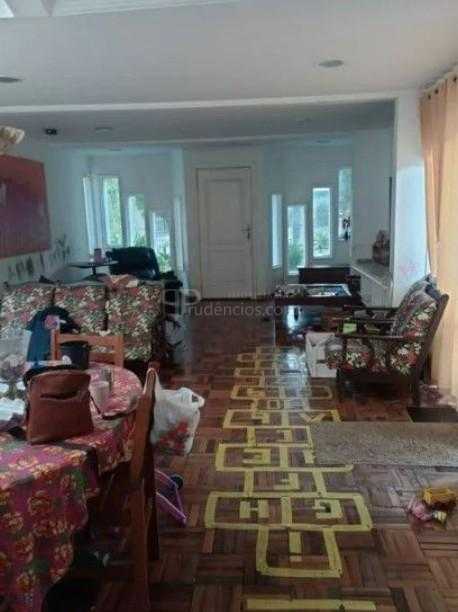 Casa de 350 m  para finalizar reforma em rua tranquila entre B...