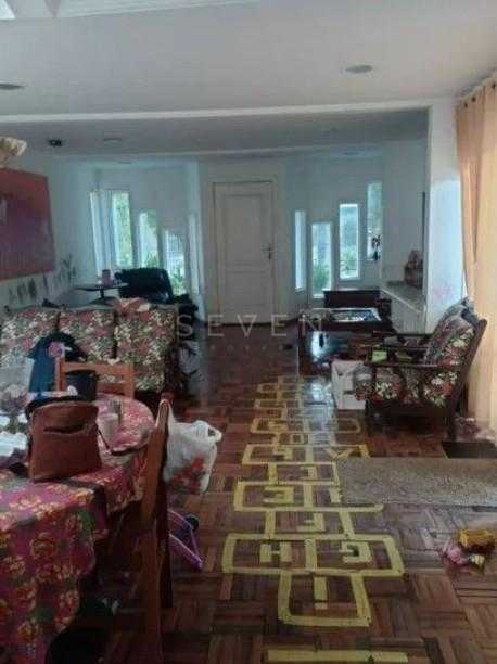 Casa de 350 m  para finalizar reforma em rua tranquila entre B...