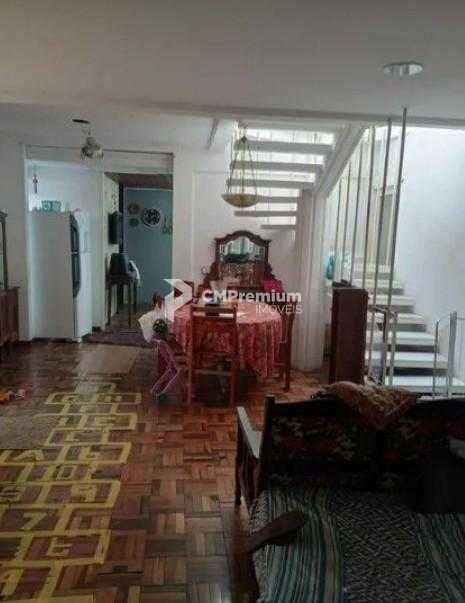 Casa de 350 m  para finalizar reforma em rua tranquila entre B...