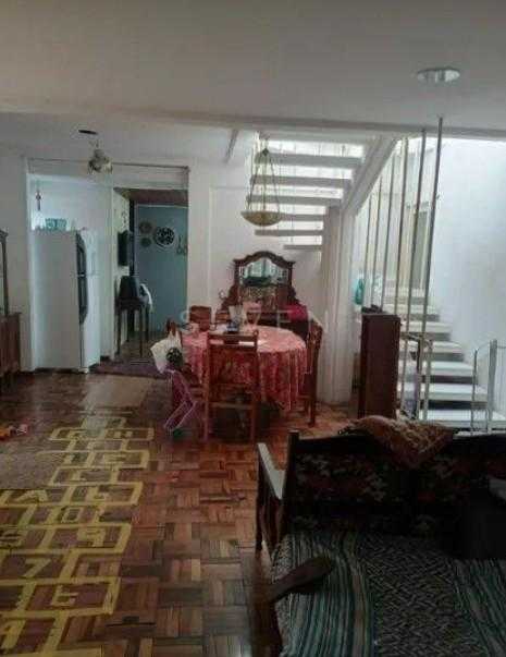 Casa de 350 m  para finalizar reforma em rua tranquila entre B...