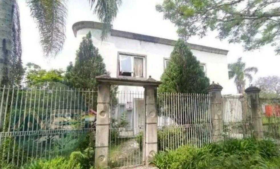 Casa de 350 m  para finalizar reforma em rua tranquila entre B...