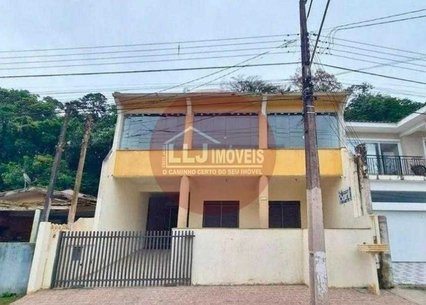 Casa Espaçosa com 4 Quartos, Piscina e Área de Festas  Localização Privilegiada