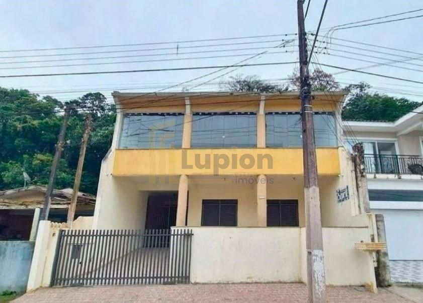 Casa Espaçosa com 4 Quartos, Piscina e Área de Festas  Localiz...