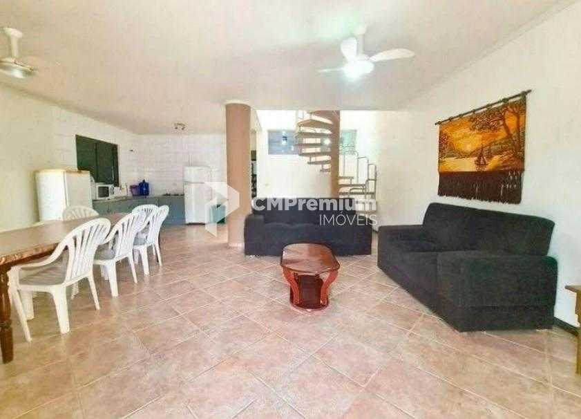 Casa Espaçosa com 4 Quartos, Piscina e Área de Festas  Localiz...