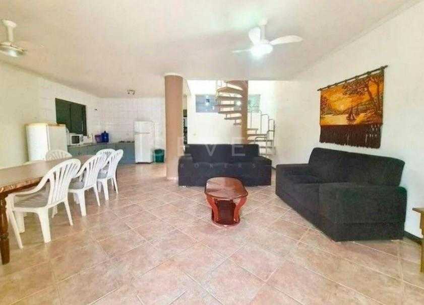 Casa Espaçosa com 4 Quartos, Piscina e Área de Festas  Localiz...