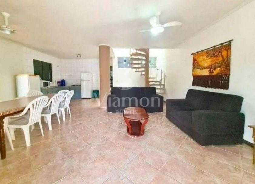 Casa Espaçosa com 4 Quartos, Piscina e Área de Festas  Localiz...