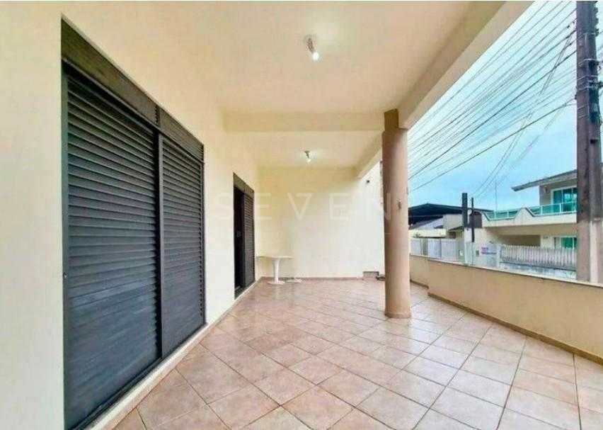 Casa Espaçosa com 4 Quartos, Piscina e Área de Festas  Localiz...