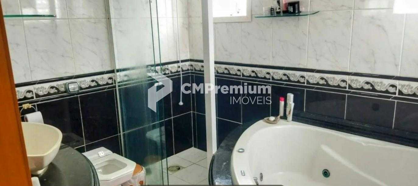 Sobrado de 5 Quartos com Piscina à Venda Próximo à Av. das Torres